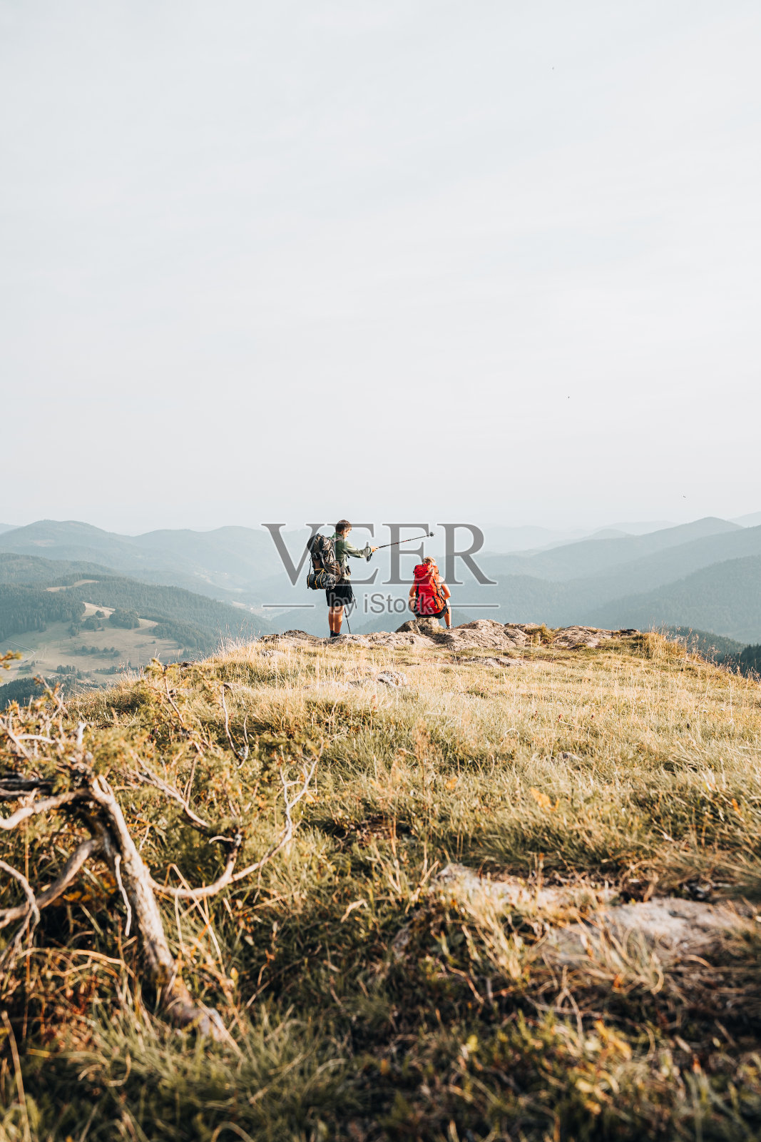 徒步旅行的朋友在山脊上放松的观点照片摄影图片