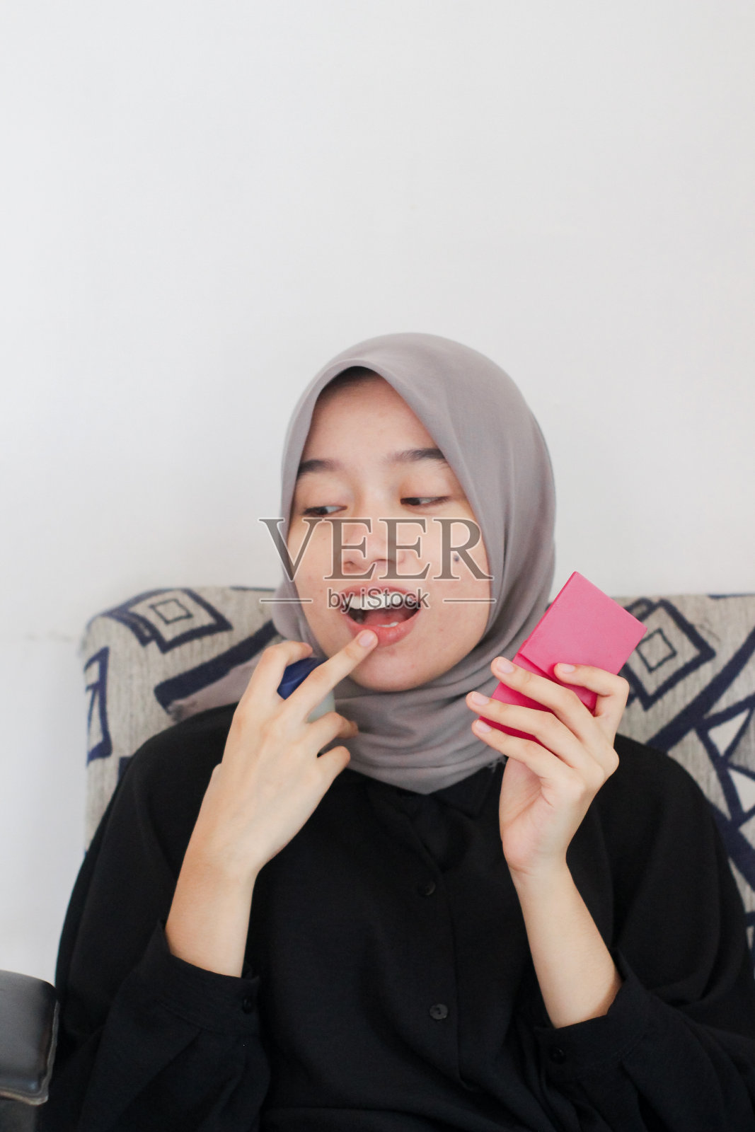 年轻女性在家里使用唇部护理照片摄影图片