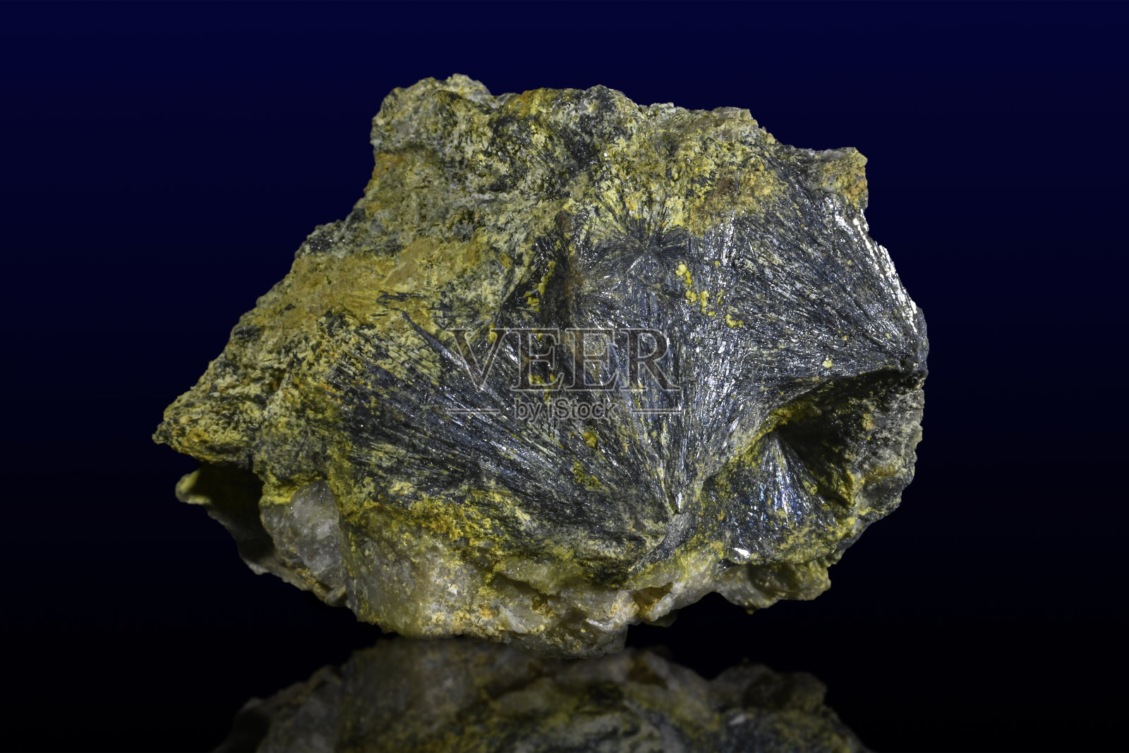 近距离观察锑矿物在岩石、辉锑矿中的分布照片摄影图片