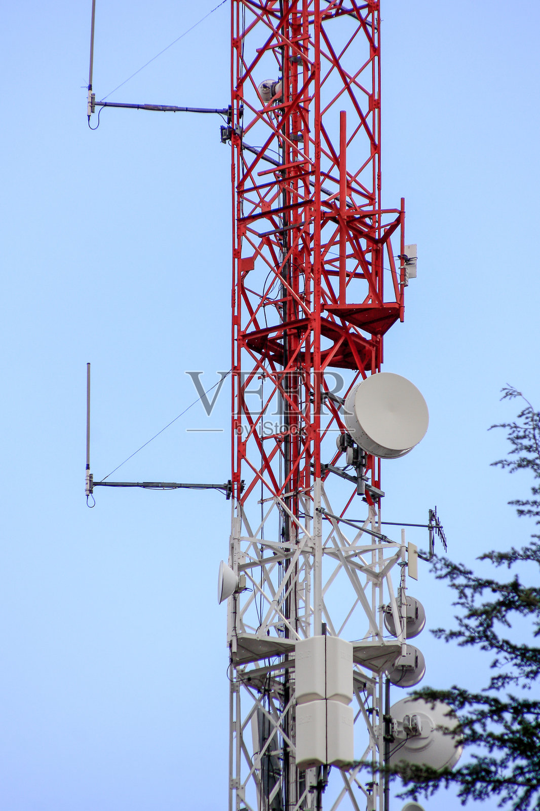 通信塔上布满了天线照片摄影图片
