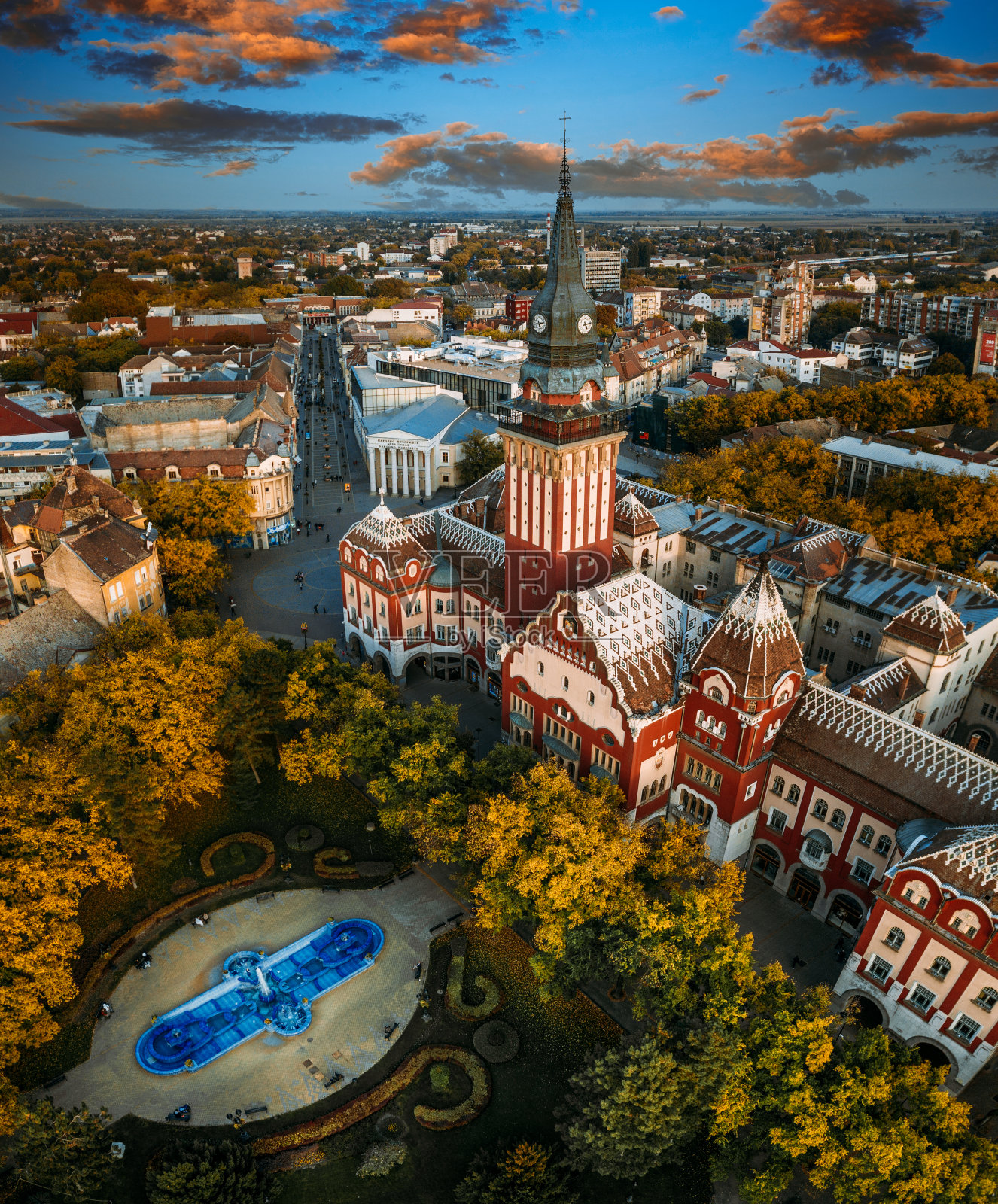 日落时苏波提卡市中心的鸟瞰图照片摄影图片