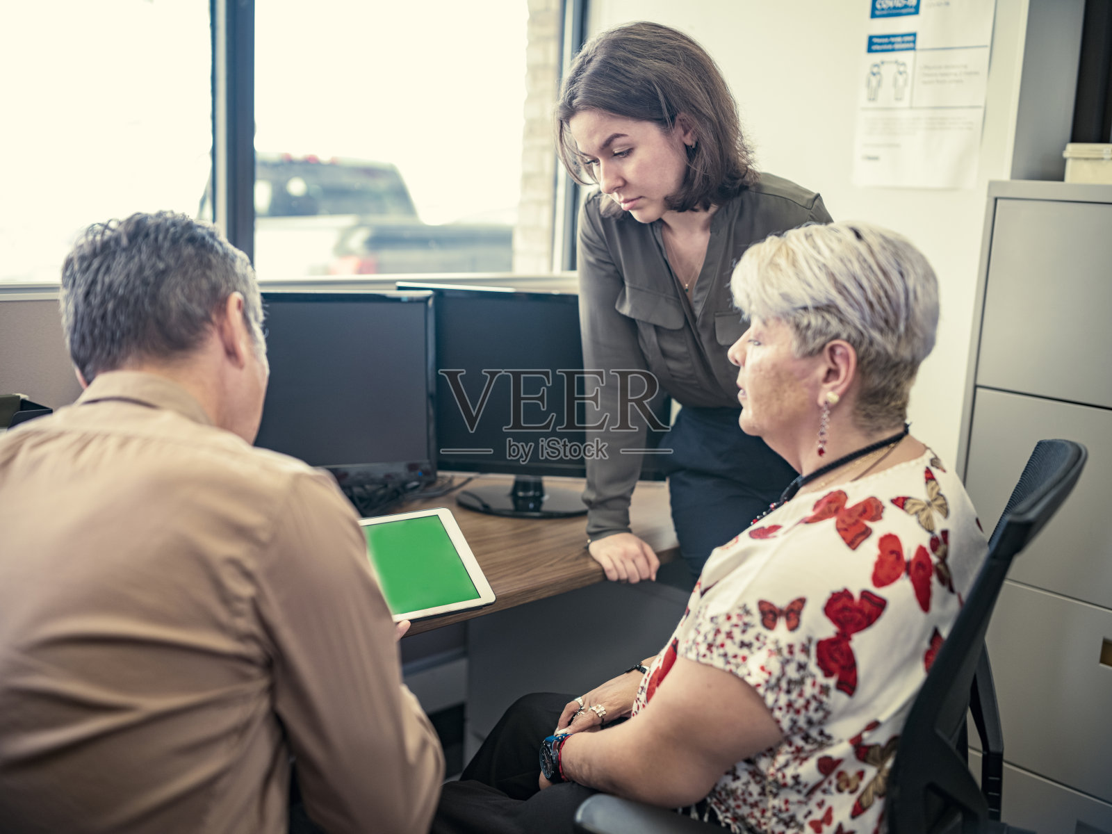 不同群体的人在办公室与平板电脑开会照片摄影图片