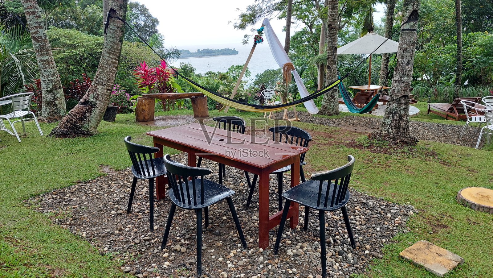 椅子和桌子在花园的中央照片摄影图片