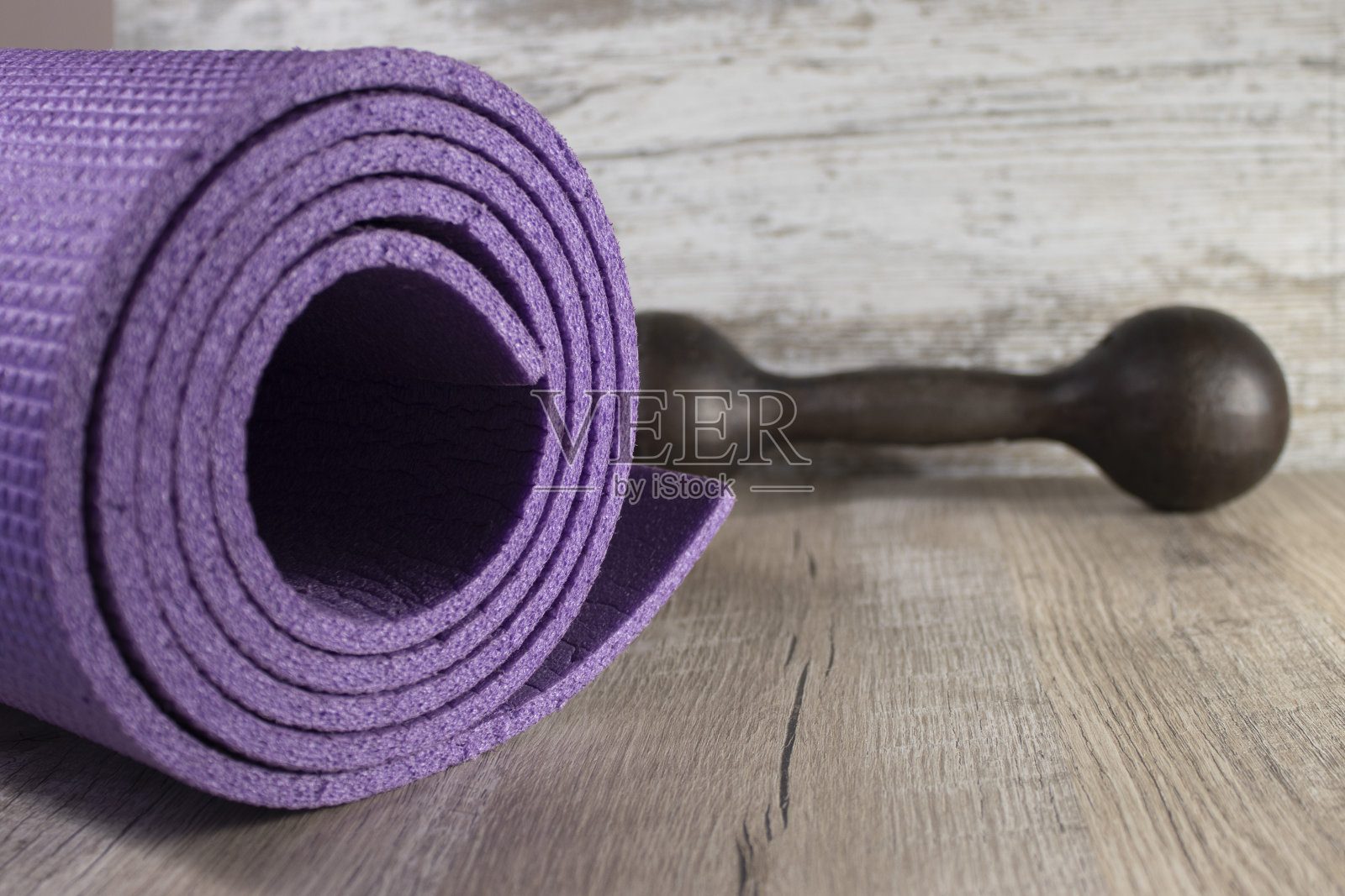 紫色运动垫为运动水壶铃的背景,正面视图。照片摄影图片