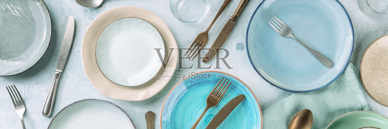 现代餐具全景与餐具和各种各样的盘子,头顶拍摄照片摄影图片