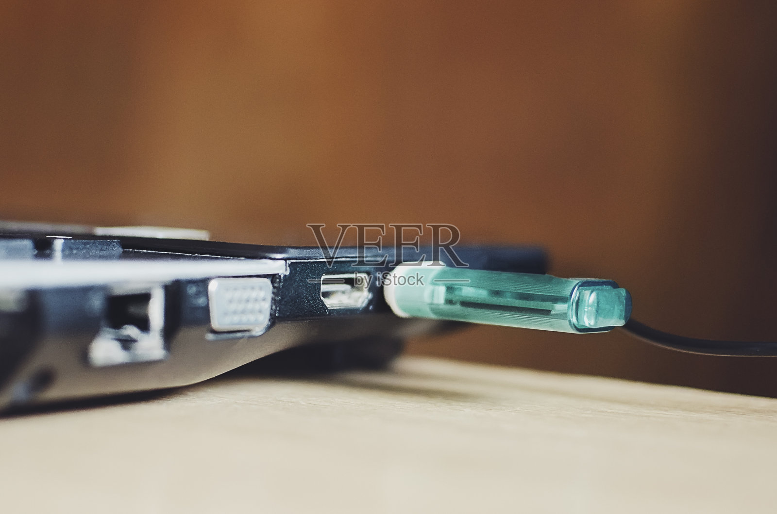 u盘棒连接到笔记本电脑照片摄影图片