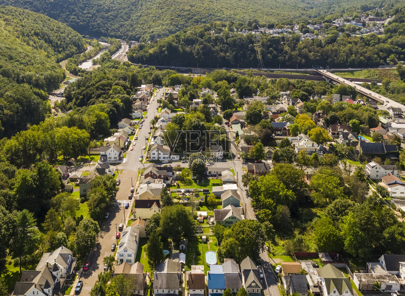 宾夕法尼亚州波科诺斯的历史小镇吉姆·索普(Jim Thorpe)的住宅区鸟瞰图。照片摄影图片