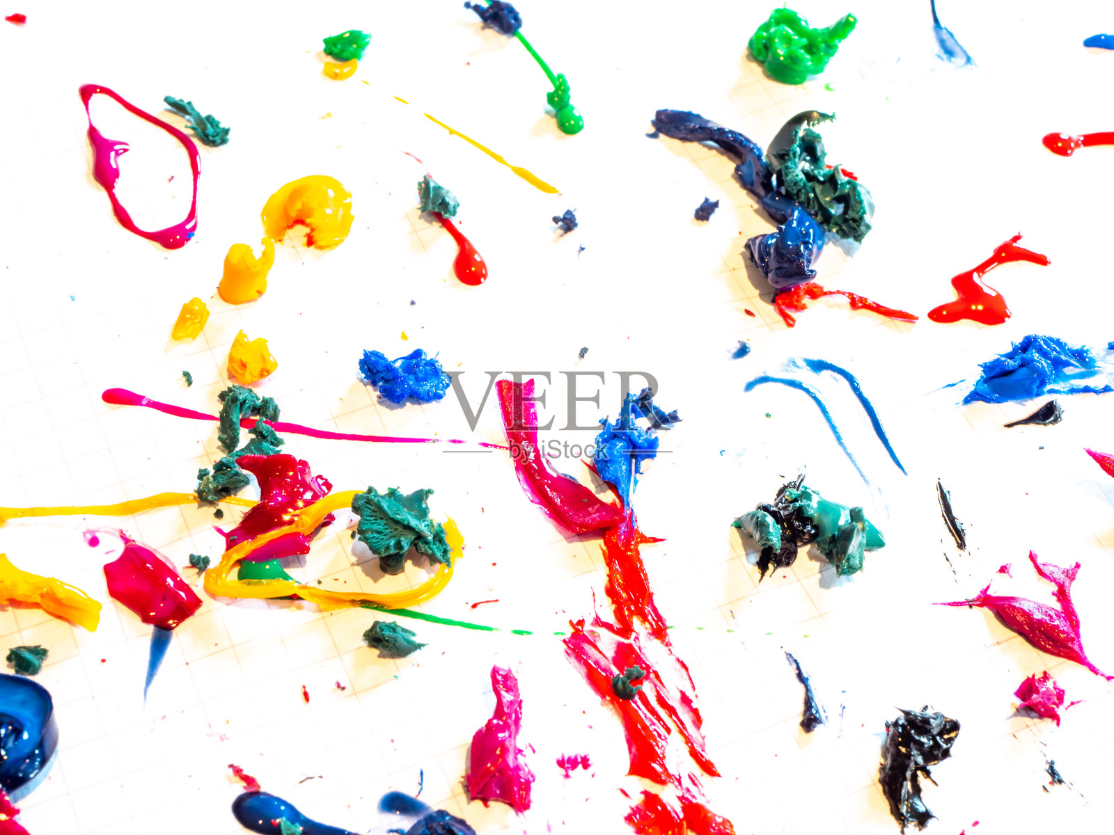 在白色上溅上五颜六色的颜料照片摄影图片