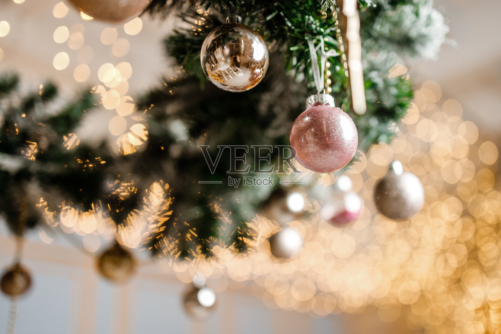 用球、玩具和花环装饰的现代设计的圣诞树。圣诞节或新年背景。寒假作文。照片摄影图片