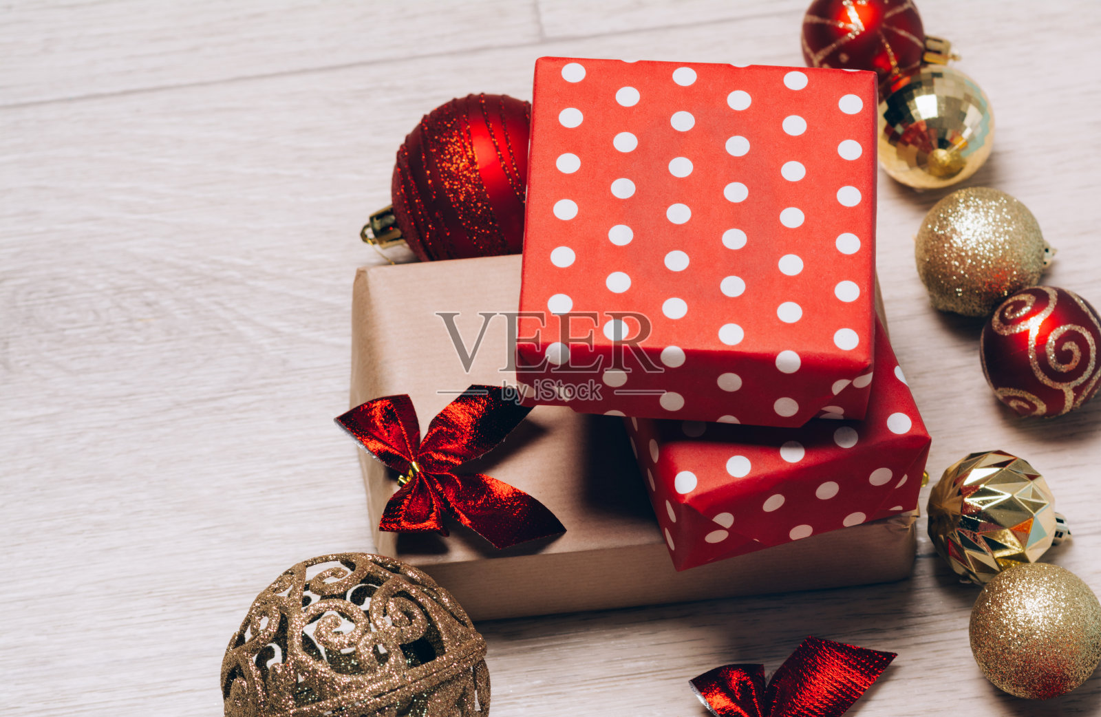 红纸礼物,圣诞玩具和红色蝴蝶结照片摄影图片