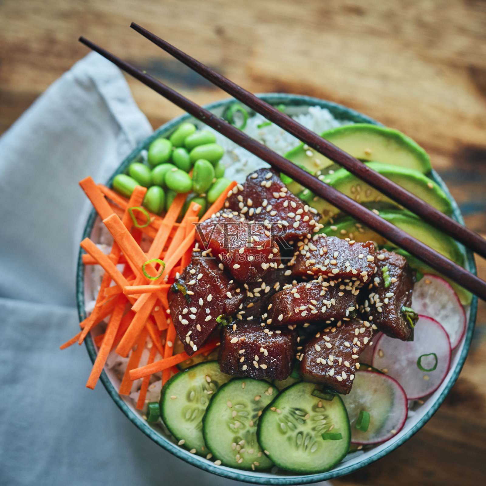 金枪鱼配黄瓜,萝卜,胡萝卜和鳄梨照片摄影图片