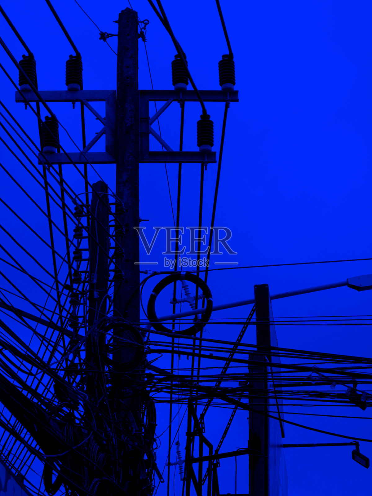 电力线越过深蓝色的夜空照片摄影图片