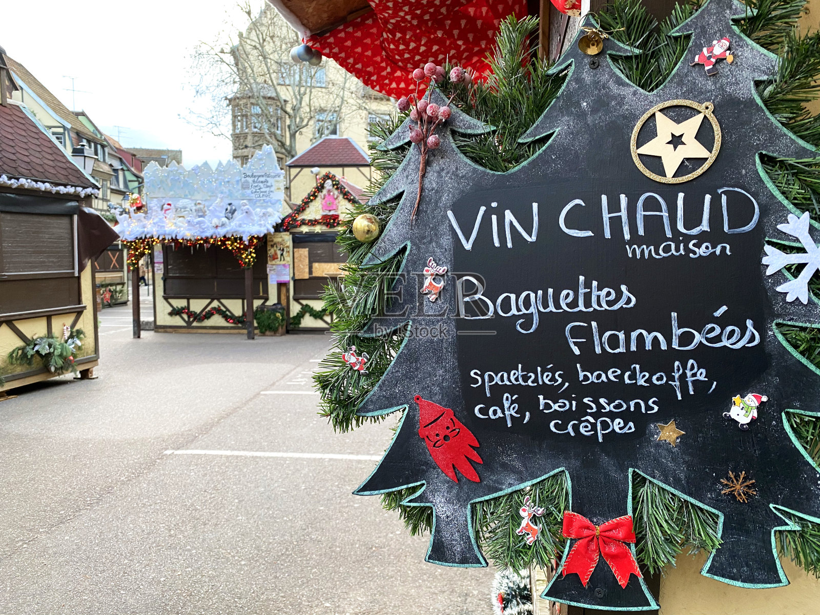 法国阿尔萨斯,科尔马市圣诞市场的封闭市场摊位照片摄影图片