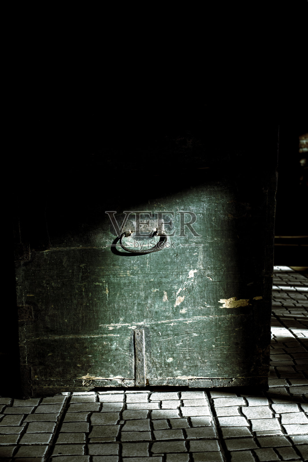 阳光照射下的绿色旧木箱照片摄影图片