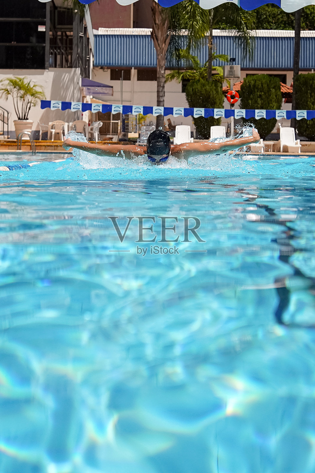 在游泳池游泳照片摄影图片