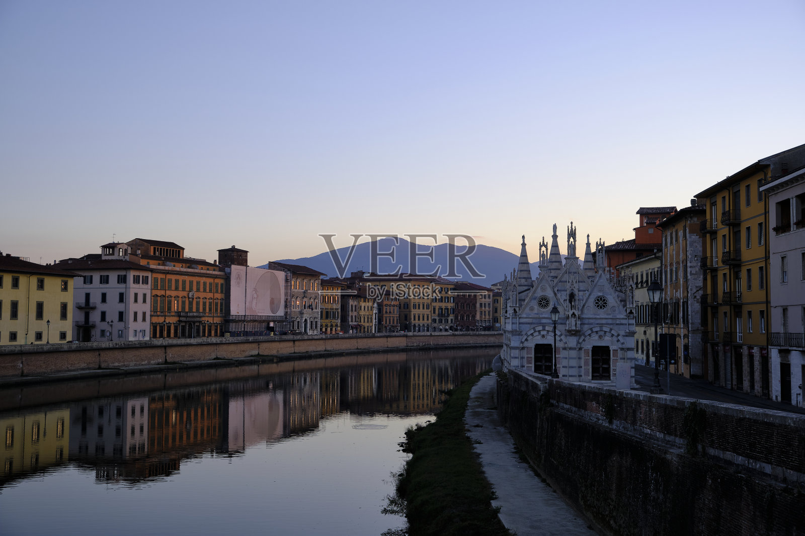意大利托斯卡纳的比萨教堂,在河边和彩色房屋的倒影中照片摄影图片