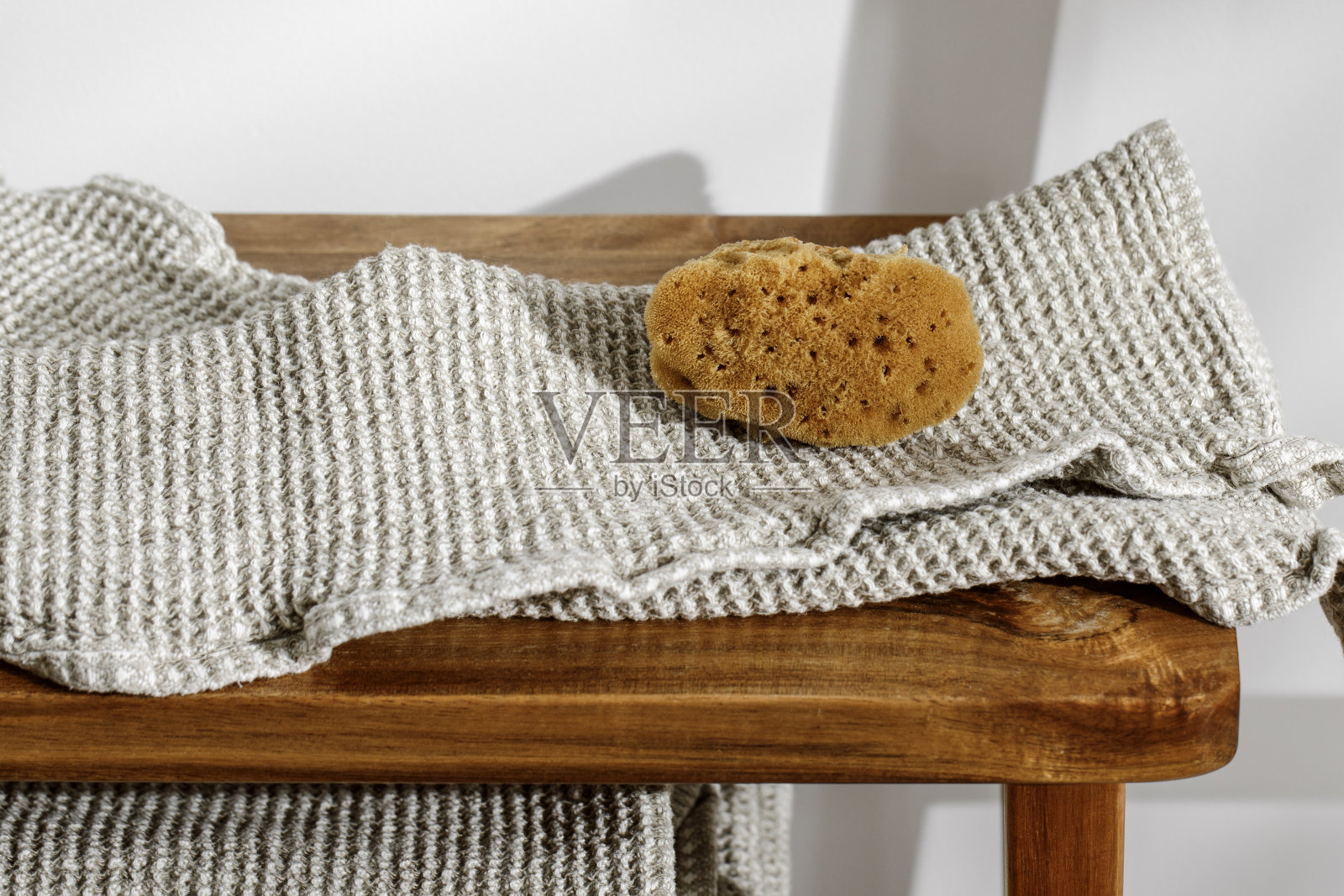 有机华夫饼亚麻毛巾和天然海绵。日常身体护理,水疗和健康零浪费的浴室概念照片摄影图片