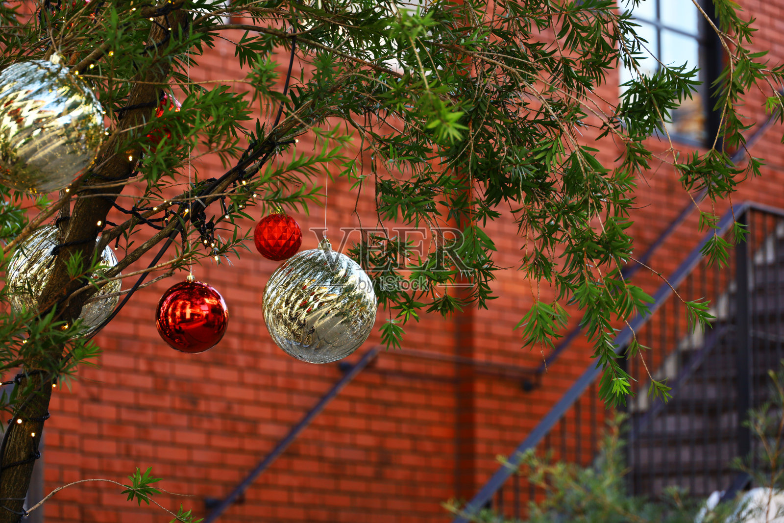 城市里的圣诞装饰照片摄影图片