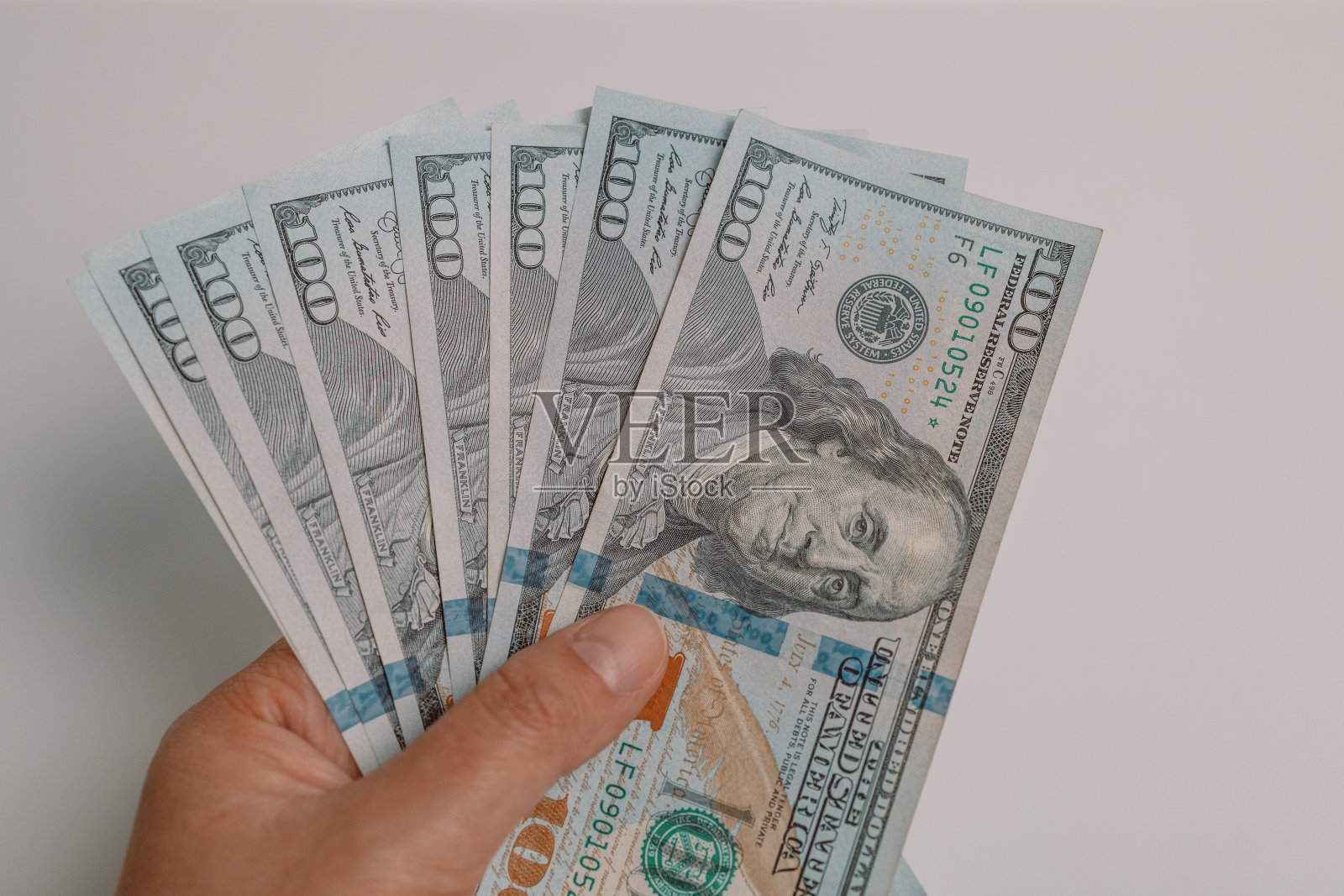 商业女人手与美国的钱孤立在白色的背景。交易,支付,工资和银行概念照片摄影图片