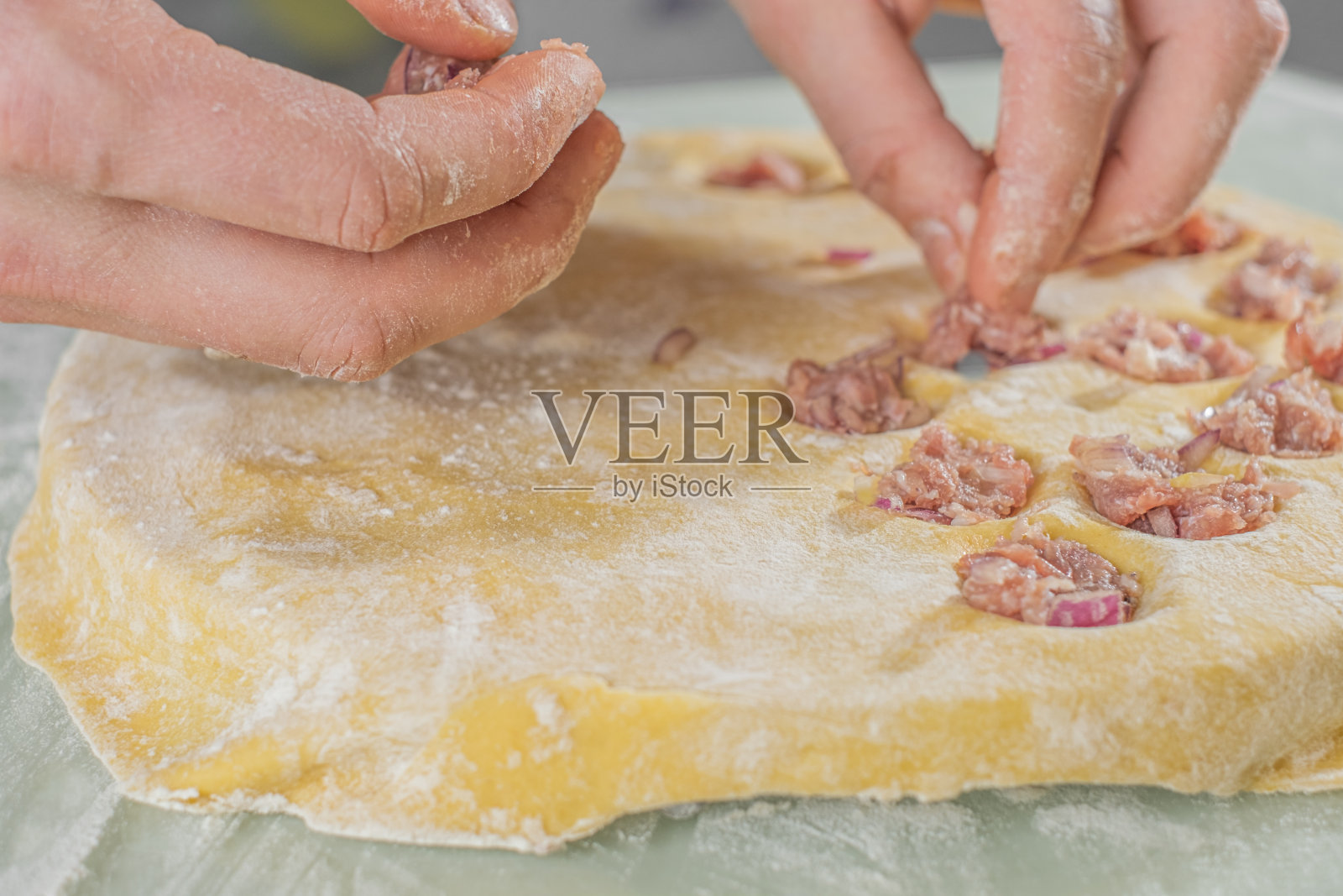 用你的双手雕刻饺子照片摄影图片