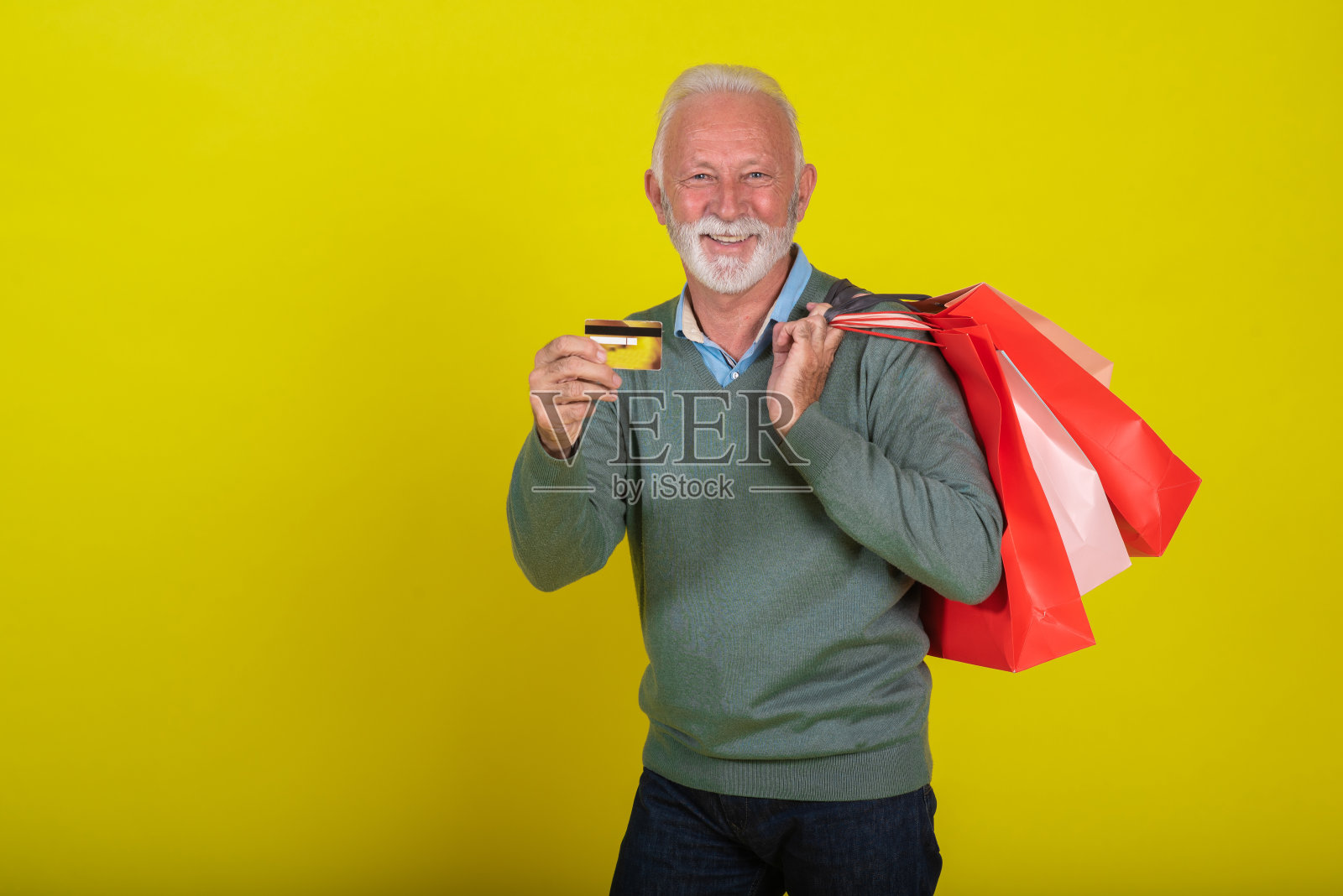 工作室肖像的高级男子在购物照片摄影图片