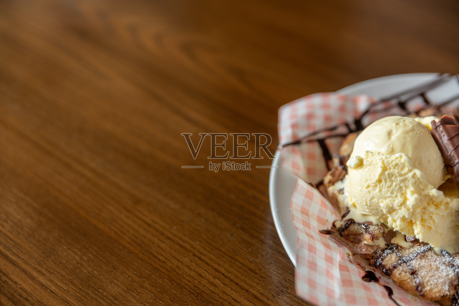 华夫饼配冰淇淋,巧克力配复制空间照片摄影图片