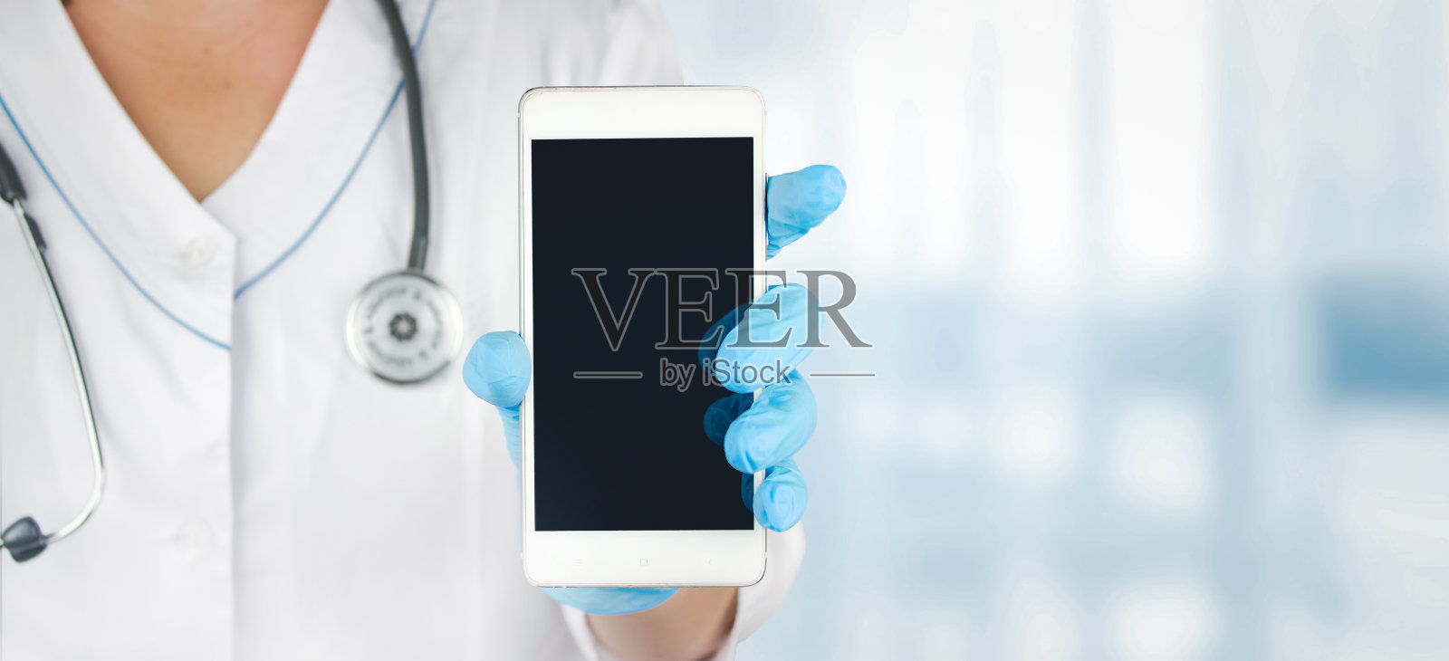 特写医生手上的医疗手套显示空白的智能手机屏幕上的应用程序。为你的文本复制空间照片摄影图片