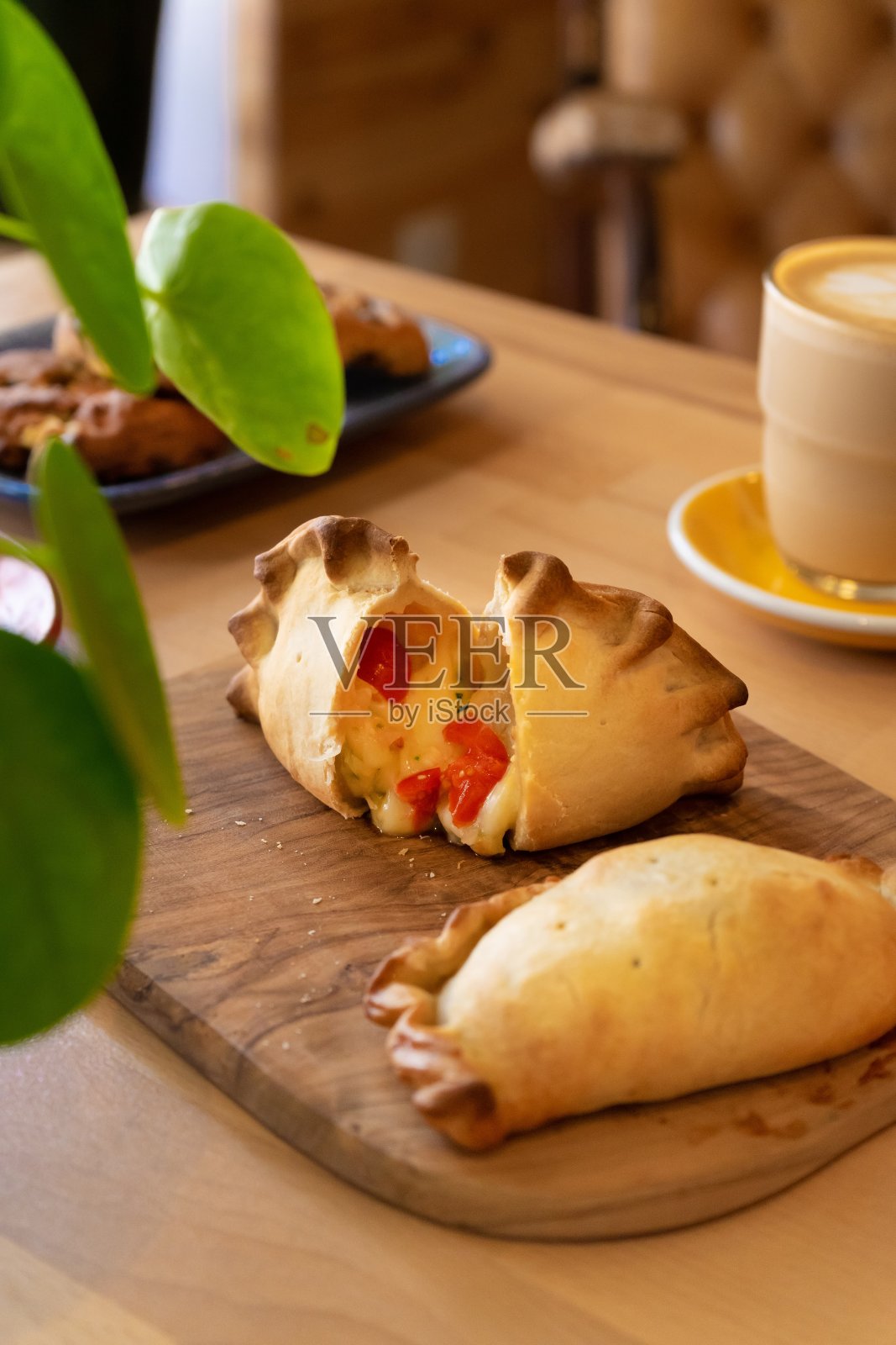 在咖啡店吃起司肉馅卷饼照片摄影图片