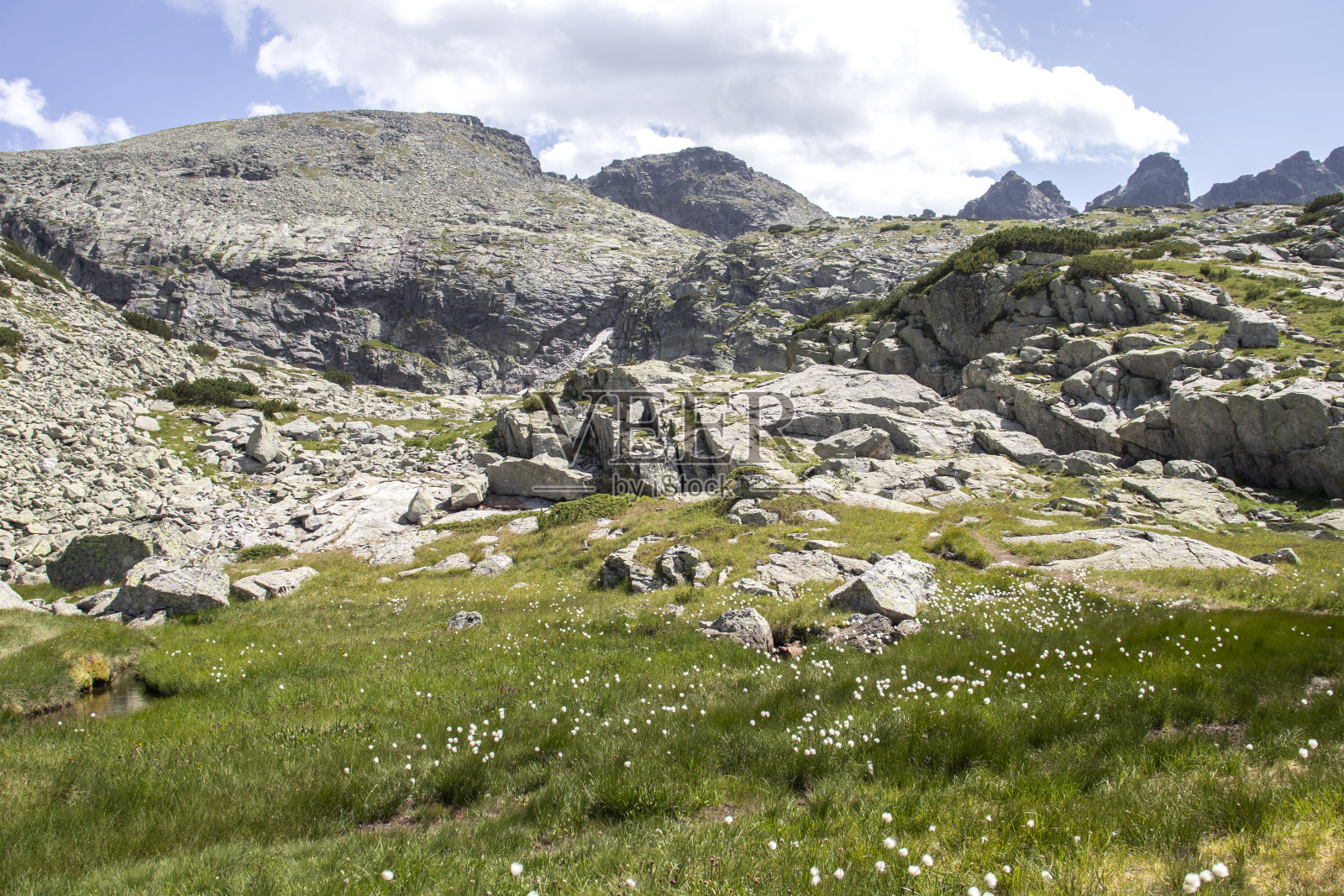 保加利亚Yonchevo湖附近的瑞拉山景观照片摄影图片