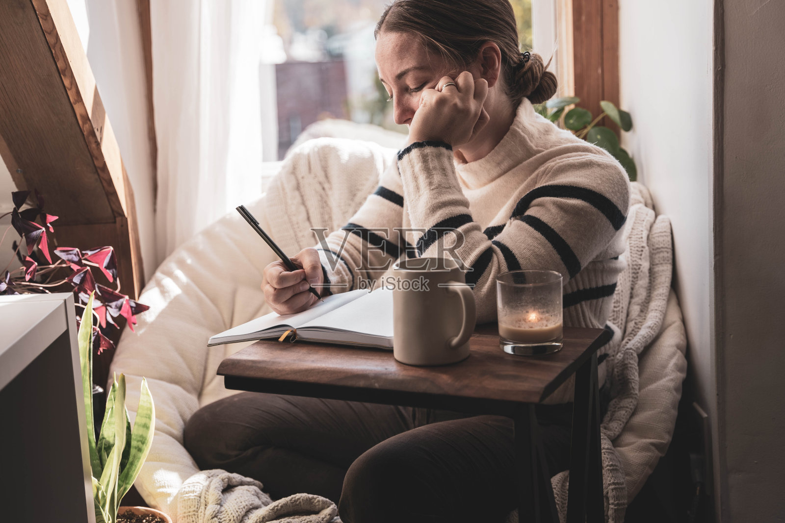年轻女子通过写日记来放松精神照片摄影图片