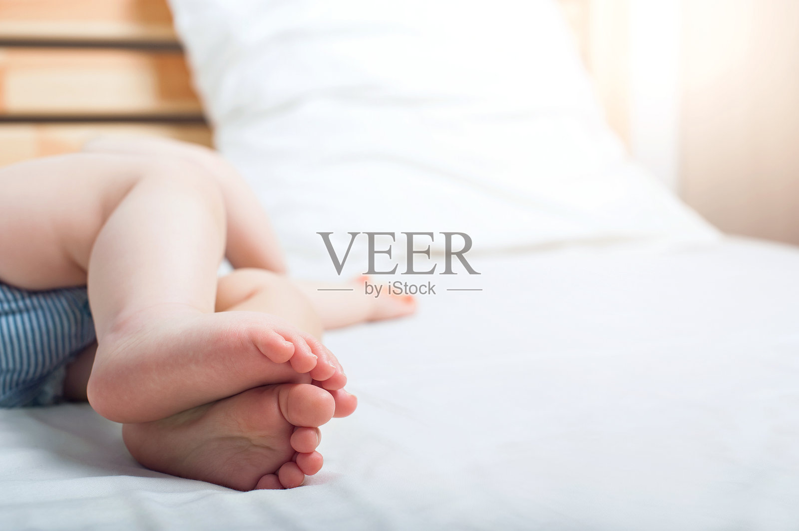 睡觉的婴儿的脚靠近。婴儿睡得安稳,出牙,绞痛....照片摄影图片