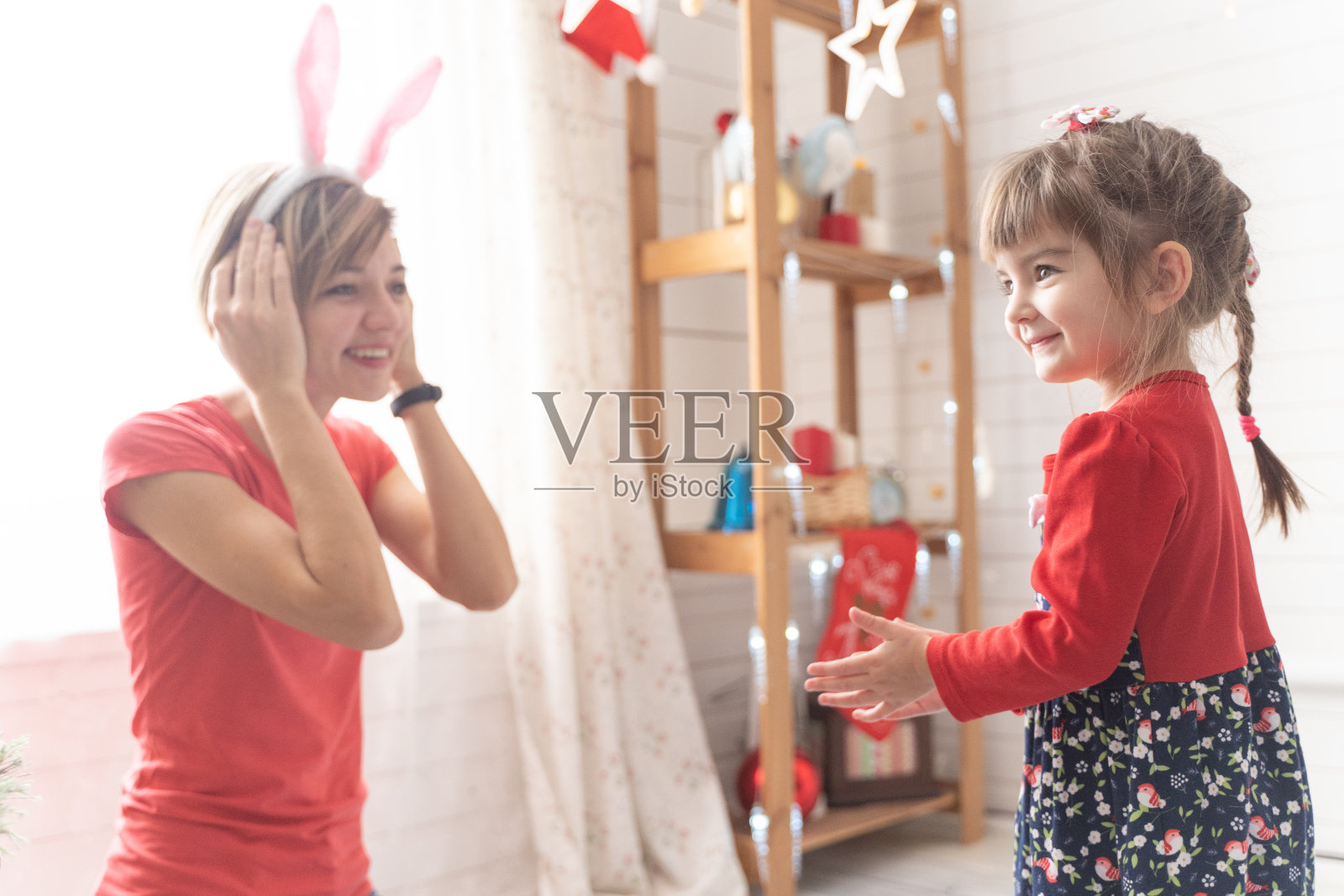妈妈和女儿在圣诞节穿着兔子服装照片摄影图片