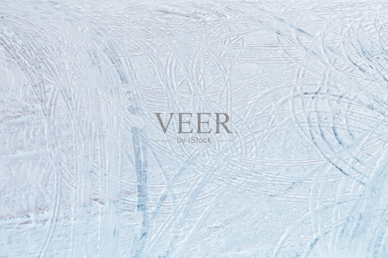 溜冰场纹理。溜冰场上溜冰鞋的痕迹。冬天的背景照片摄影图片