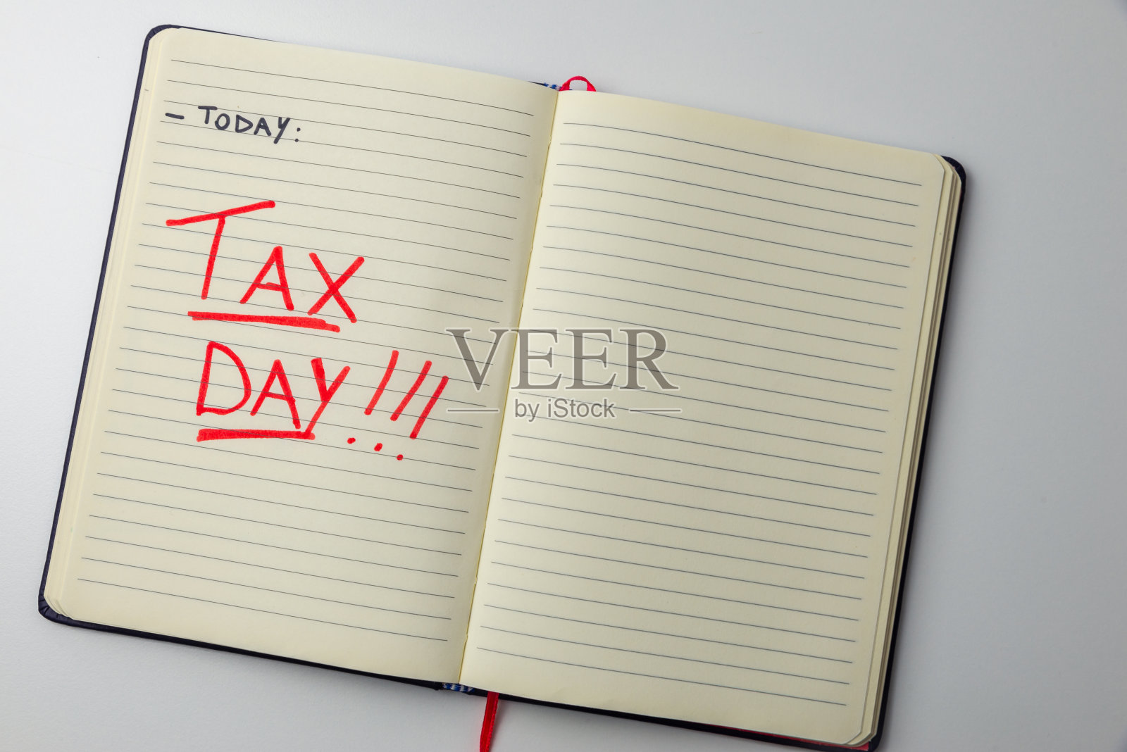 议程或日记页,文本“今天……税收的一天”。最后期限和纳税。照片摄影图片