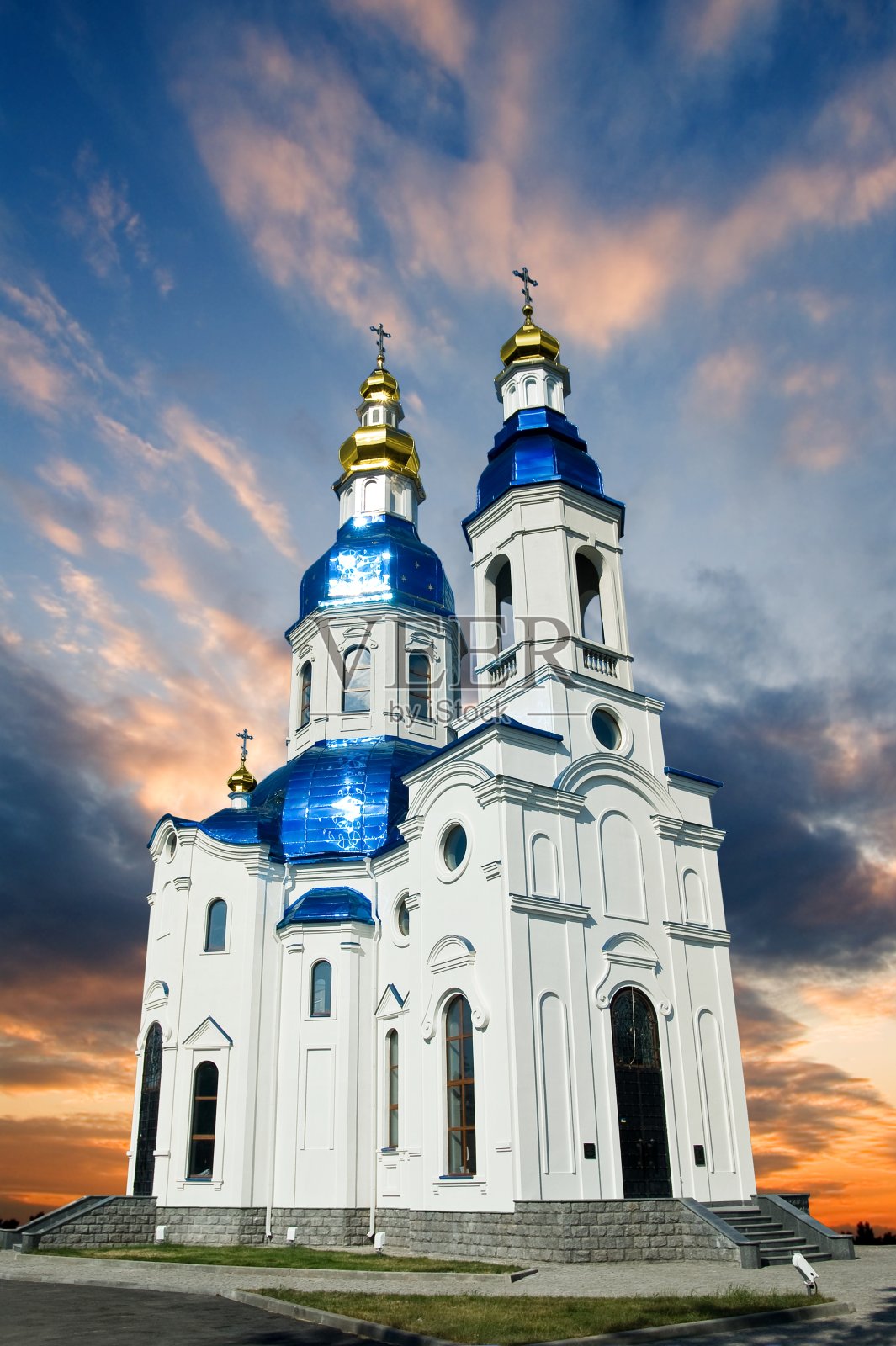 夕阳下的基督教教堂照片摄影图片