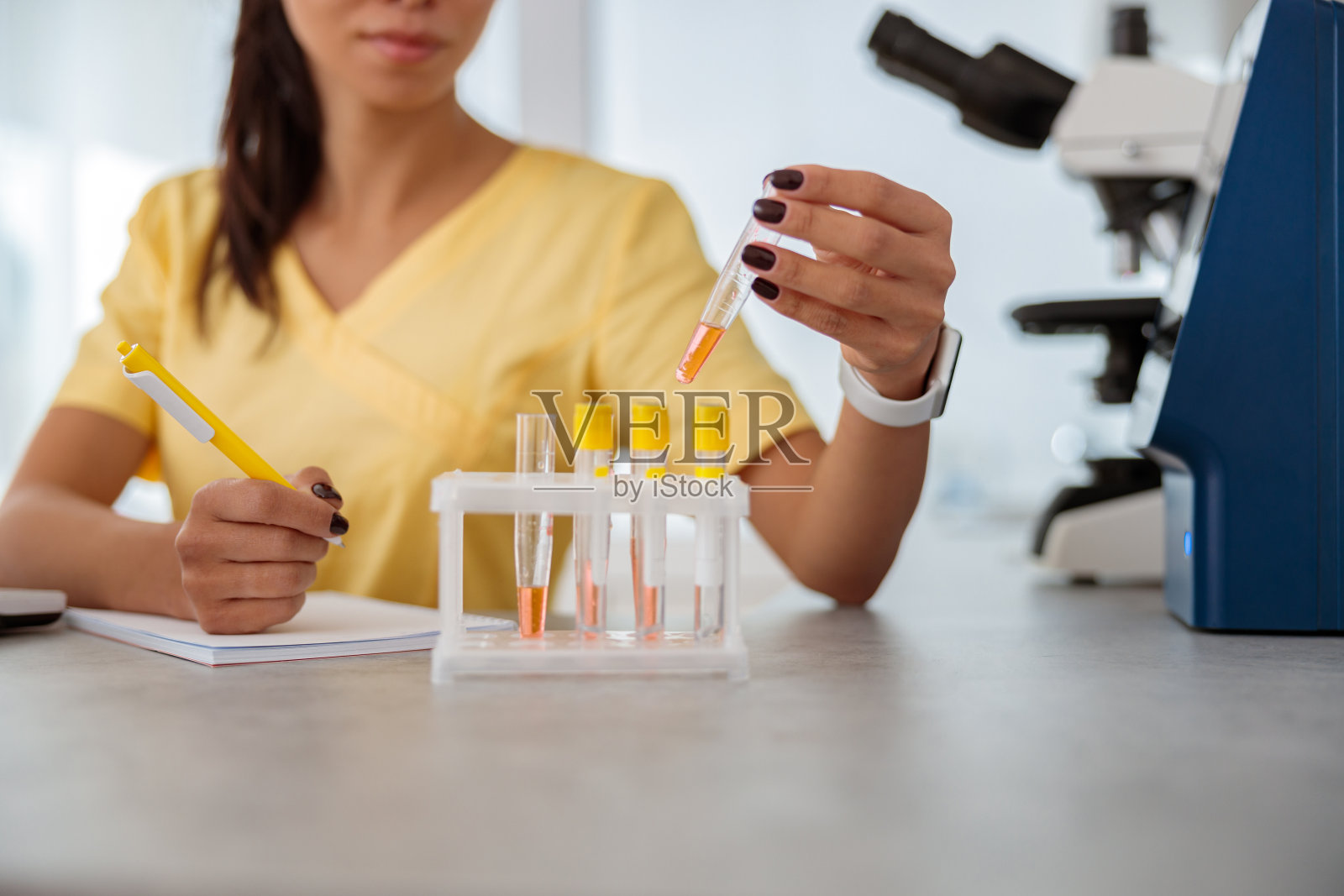 从事动物临床医学研究的女兽医照片摄影图片