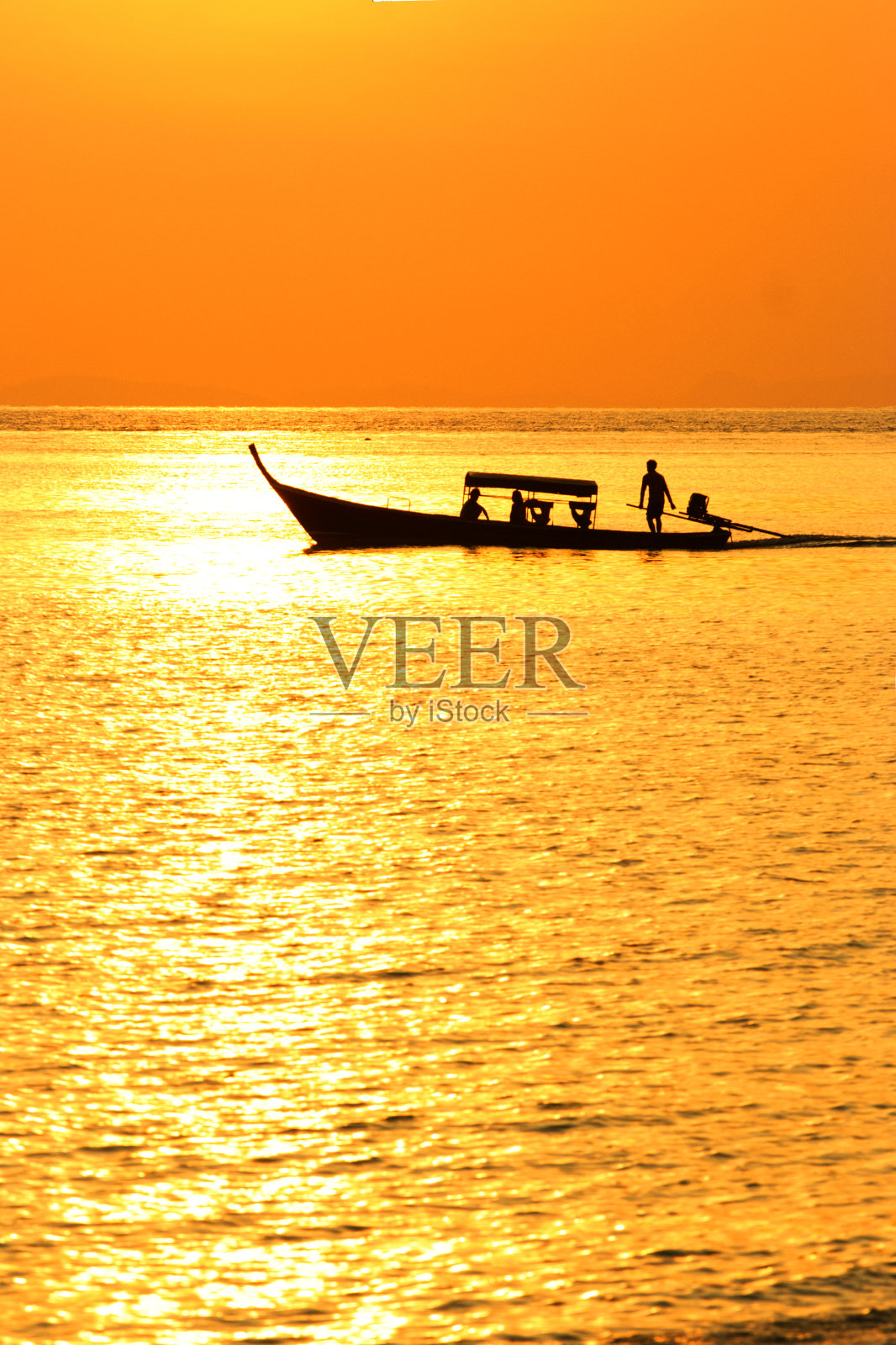 金色的天空,金色的大海,长尾的小船。照片摄影图片