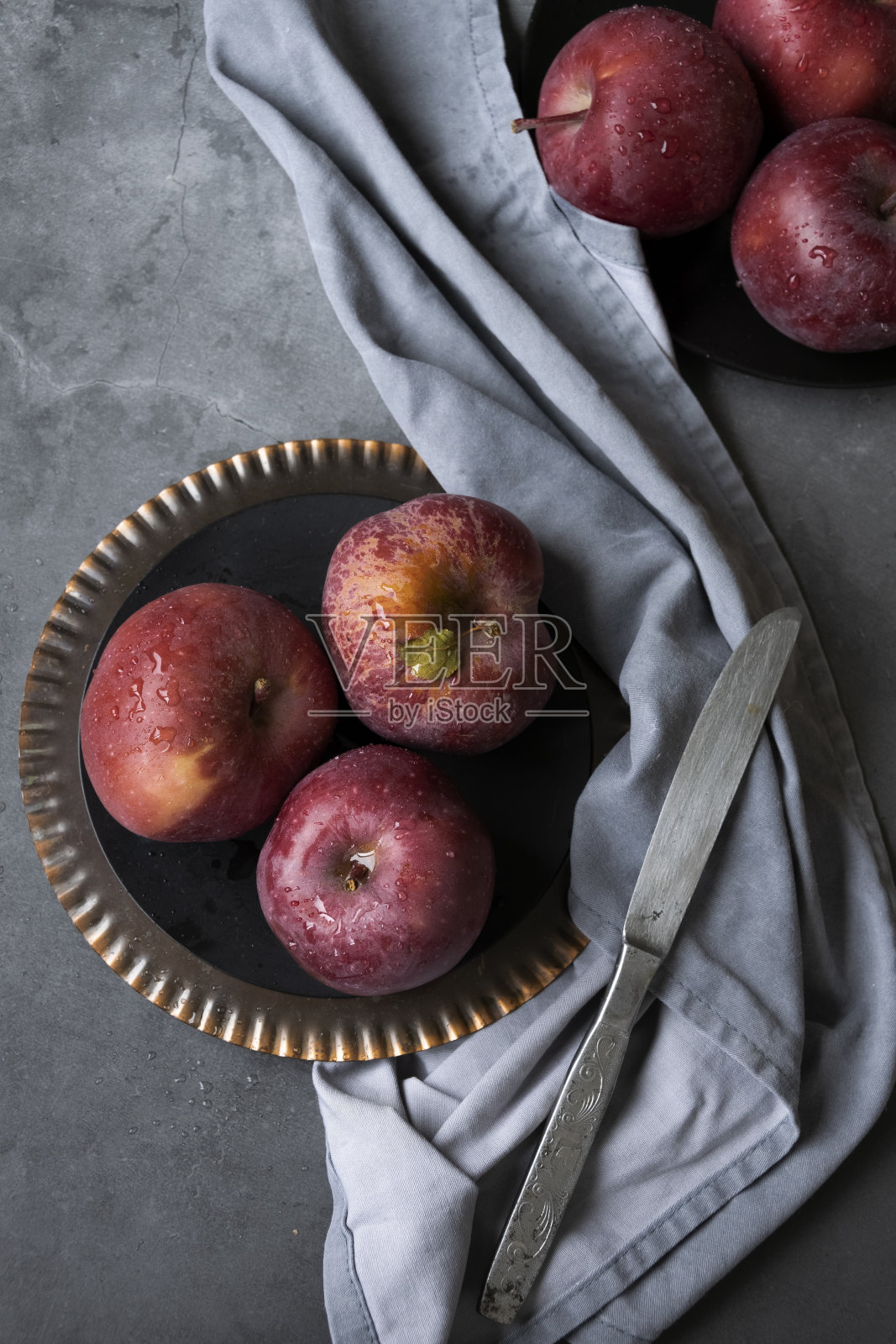 桌子上有红苹果。暗情绪食品摄影照片摄影图片