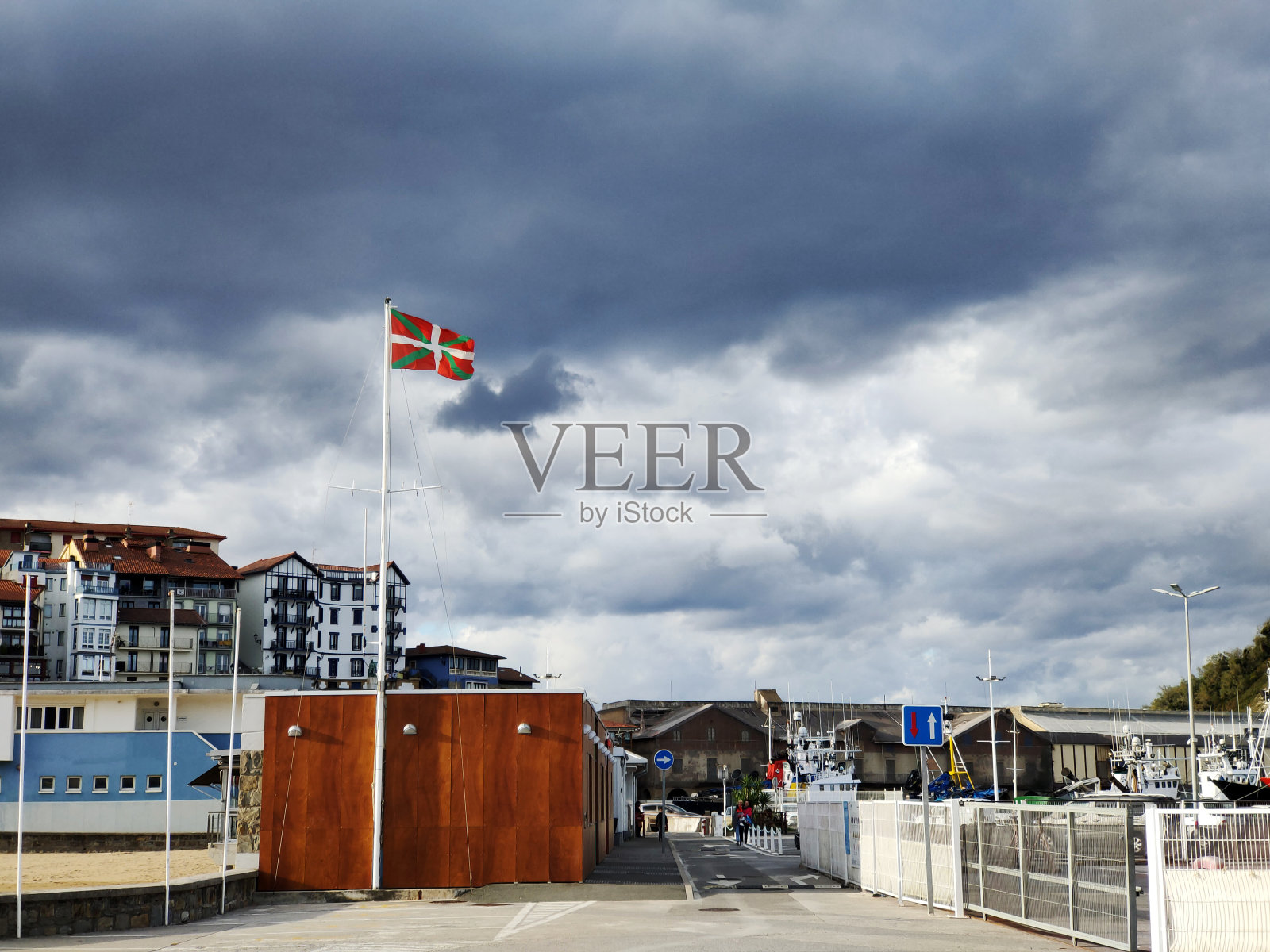 巴斯克地区的旗帜在浓密的云层背景下飘扬照片摄影图片