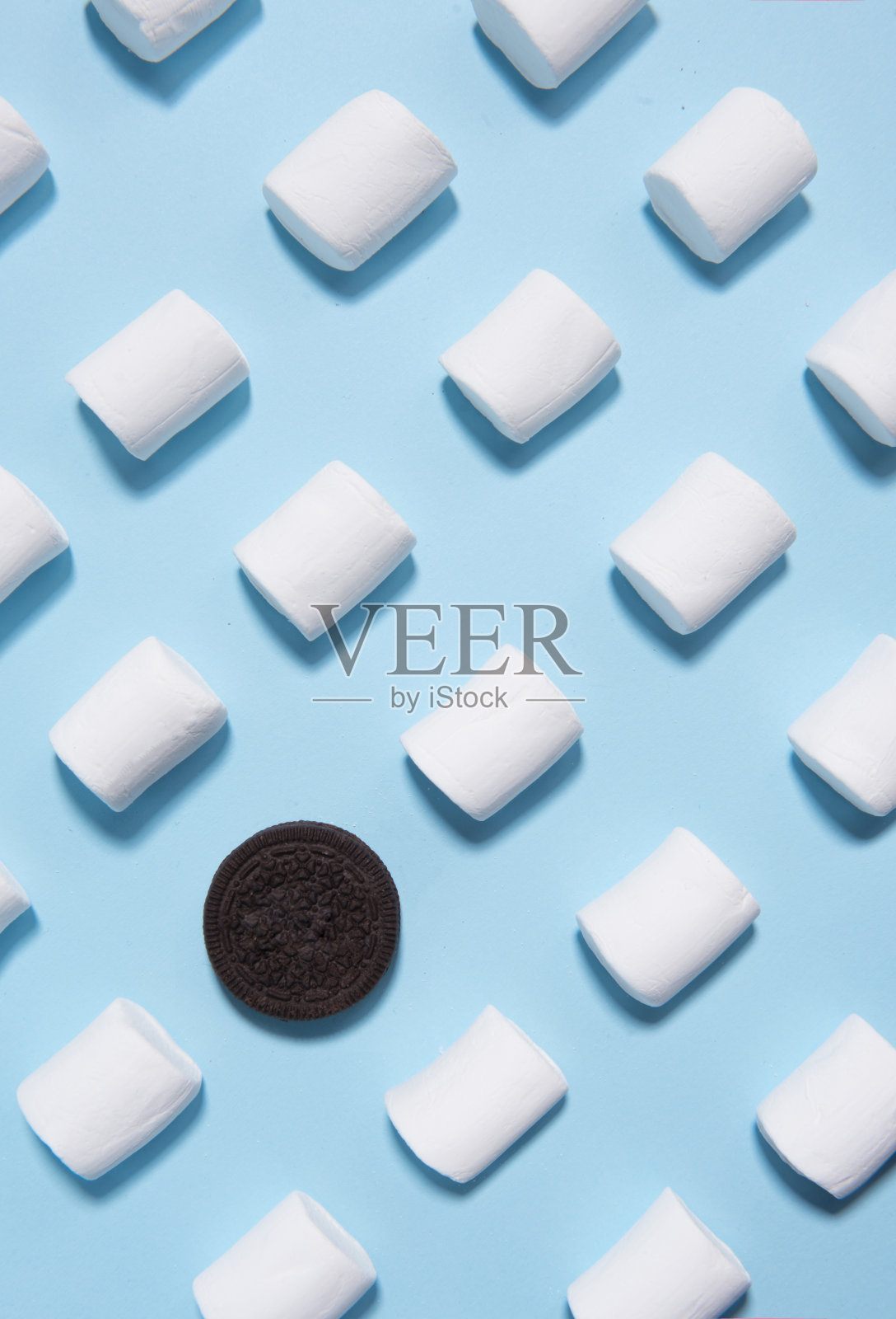 糖果棉花糖在蓝色的桌子背景。照片摄影图片