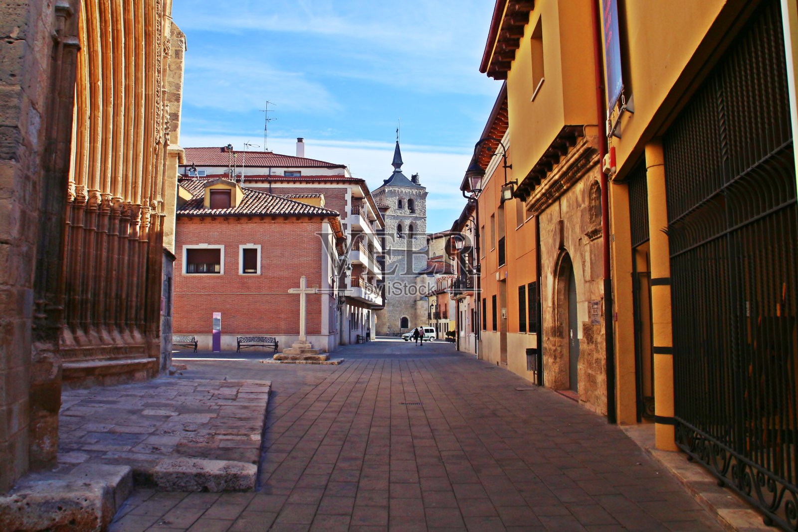 西班牙布尔戈斯Aranda de Duero的圣塔大学教堂María的钟塔。照片摄影图片