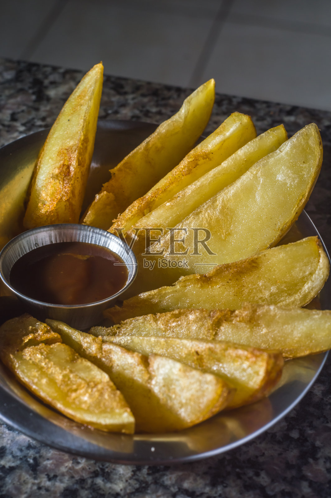 在金属盘子上炸土豆泥照片摄影图片