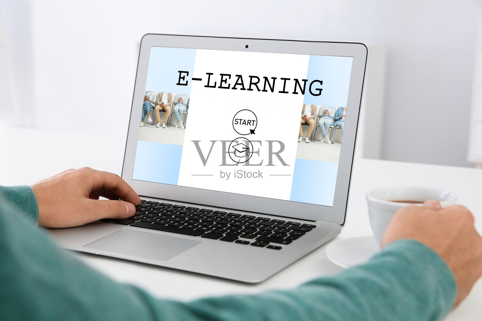 男人在室内用笔记本上网学习,特写。成人教育照片摄影图片