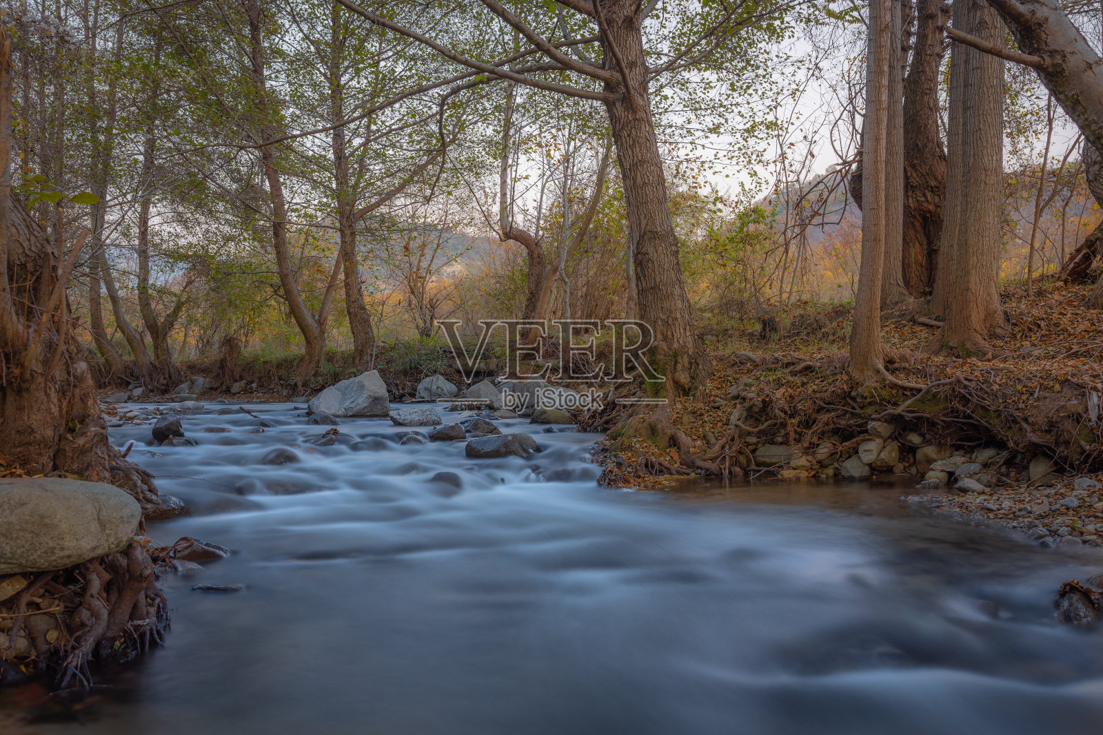 巴尔干半岛河流的长曝光镜头照片摄影图片