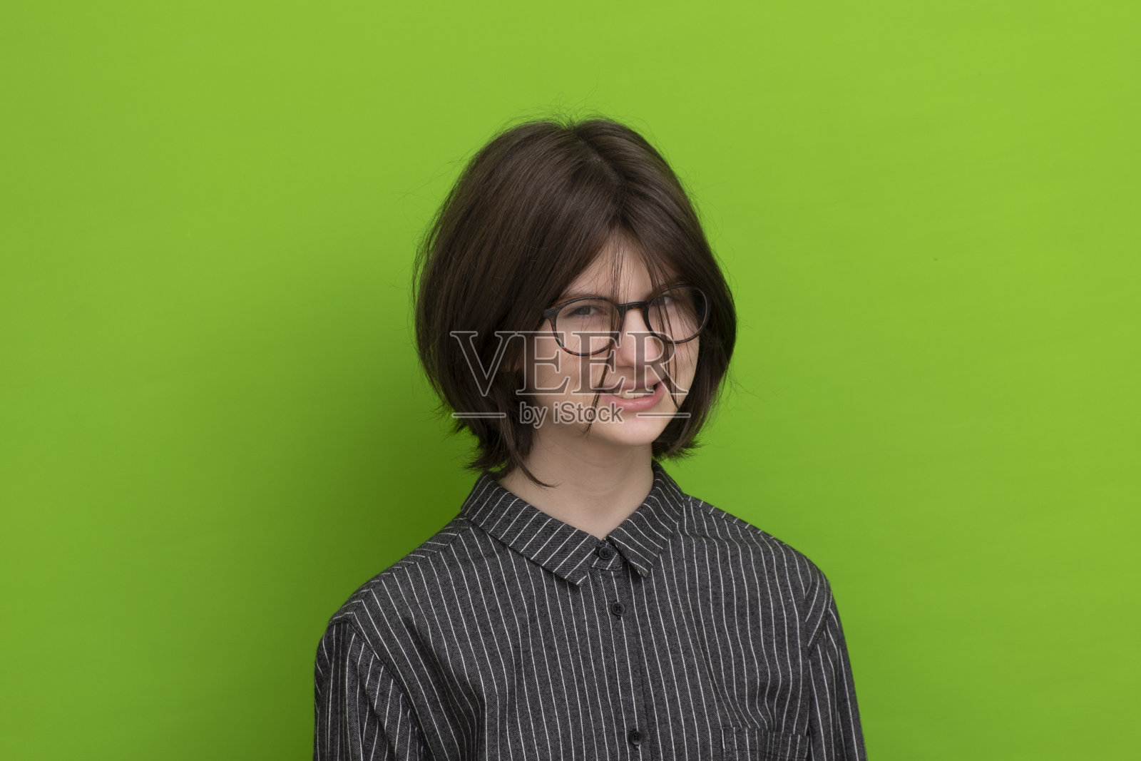 一个戴着玻璃的可爱少女的肖像照片摄影图片