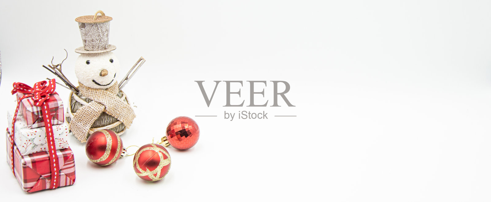 圣诞节和新年假期背景。圣诞贺卡。圣诞红丝带礼物和装饰品在白色背景顶视图。照片摄影图片