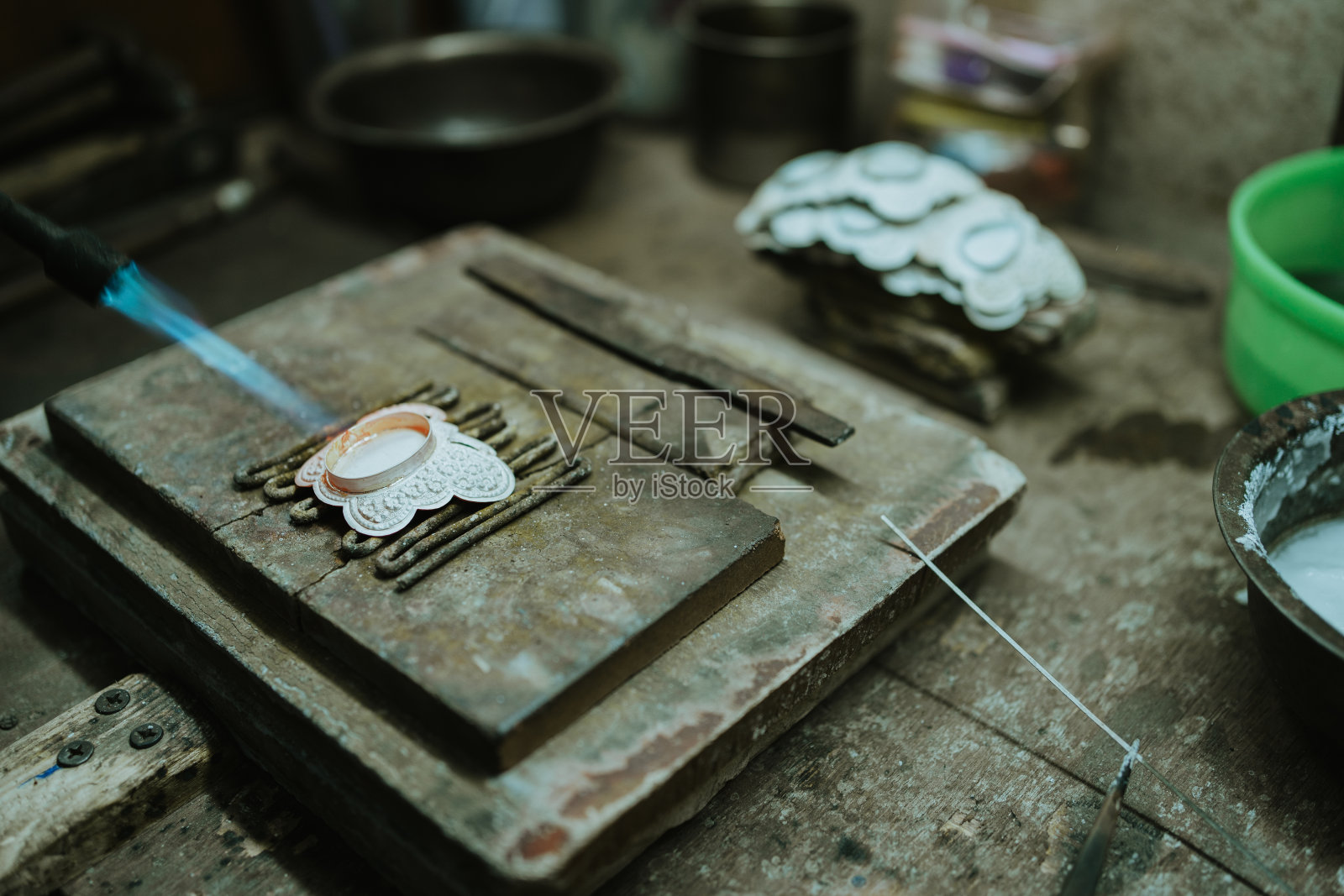 珠宝商在珠宝工作。用专业工具制作工艺首饰的桌面。工具的近景。银首饰。照片摄影图片