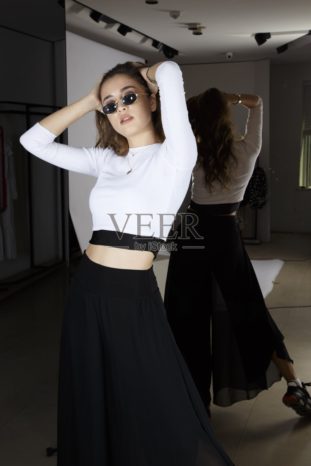 时尚模特穿着黑色和白色照片摄影图片