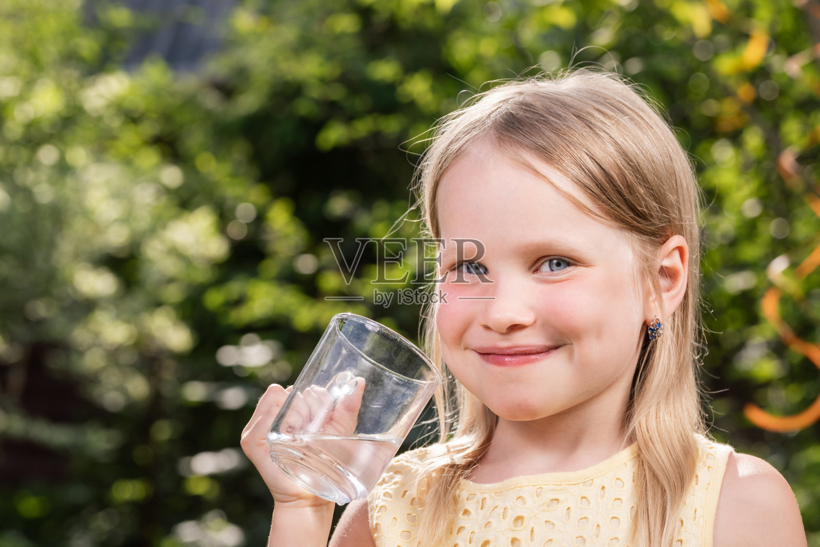 儿童在户外饮水照片摄影图片
