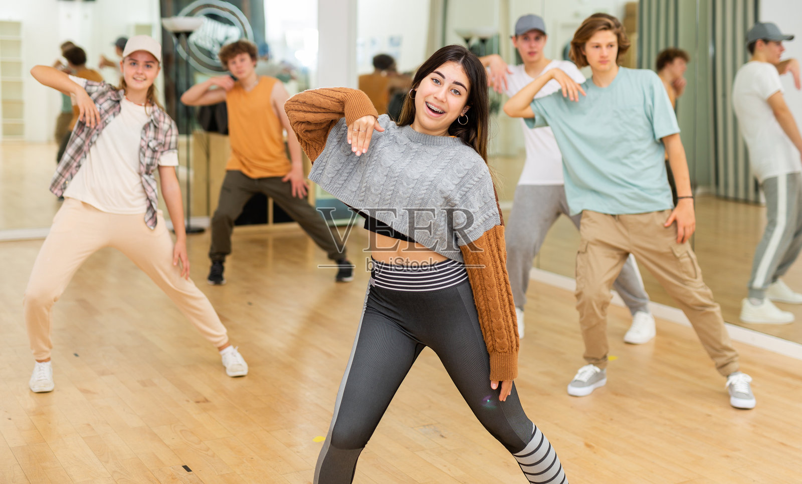 青年男女在舞厅跳现代舞照片摄影图片